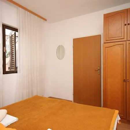 6820c Apartment Gradac (Split-Dalmatia)