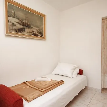 6820c Apartment Gradac (Split-Dalmatia)